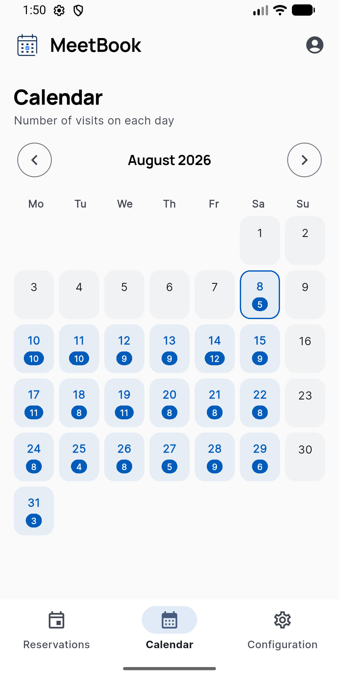 Kalendarz w aplikacji MeetBook z liczbą wizyt w każdym dniu